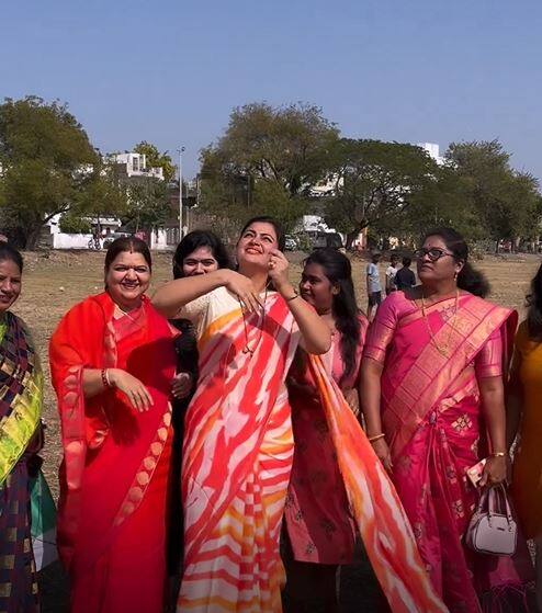 पतंग उडवण्याचा आनंद सगळ्याच स्तरातील व्यक्ती लुटत आहेत.