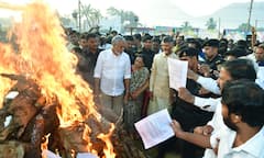 నారావారిపల్లెలో చంద్రబాబు భోగి మంటలు, జీవో నెంబర్ 1 కాపీలు తగులబెట్టి నిరసన