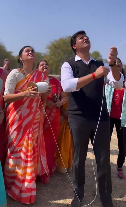 आमदार रवी राणा आणि  खासदार नवनीत राणा यांनी पंतग उडवण्याचा आनंद लुटला.