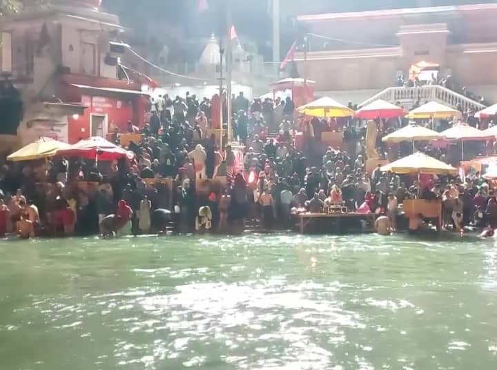 Makar Sankranti 2023 haridwar devotees took a holy dip in river Ganga at har ki pauri Makar Sankranti 2023: हरिद्वार में मकर संक्रांति पर उमड़ा आस्था का सैलाब, श्रद्धालुओं ने गंगा में लगाई पवित्र डुबकी
