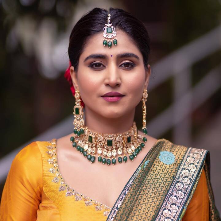 తాజాగా ఈ ముద్దుగుమ్మ హాఫ్ శారీ ఫోటోల్లో ఆకట్టుకుంది. Photo Credit: Varshini /Instagram