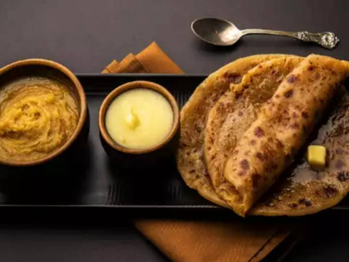 मकरसंक्रांति के लिए कई मिठाइयां तैयार की जाती हैं, तिल पोली एक महाराष्ट्रीयन आनंद है जिसे आपको याद नहीं करना चाहिए। बेसन से तैयार तिल पोली में मीठे तिल, गुड़ पाउडर और इलायची पाउडर की स्टफिंग भरी जाती है, तिल पोली इस त्योहार का स्वाद लेने के लिए एक आदर्श मिठाई है। इसमें सरल रसोई सामग्री शामिल है और पूरी तरह से तैयार होने में आपका 30 मिनट से भी कम समय लगता है। एक स्वादिष्ट मीठे व्यंजन के लिए, इसमें कैलोरी भी काफी कम होती है और एक बार परोसने से नुकसान नहीं होगा। मकर संक्रान्ति के अलावा आप इसे किटी पार्टी या फिर दोस्तों के साथ पार्टी में भी बना सकते हैं. आरंभ करने के लिए, नीचे हमारे चरण-दर-चरण नुस्खा का पालन करे.