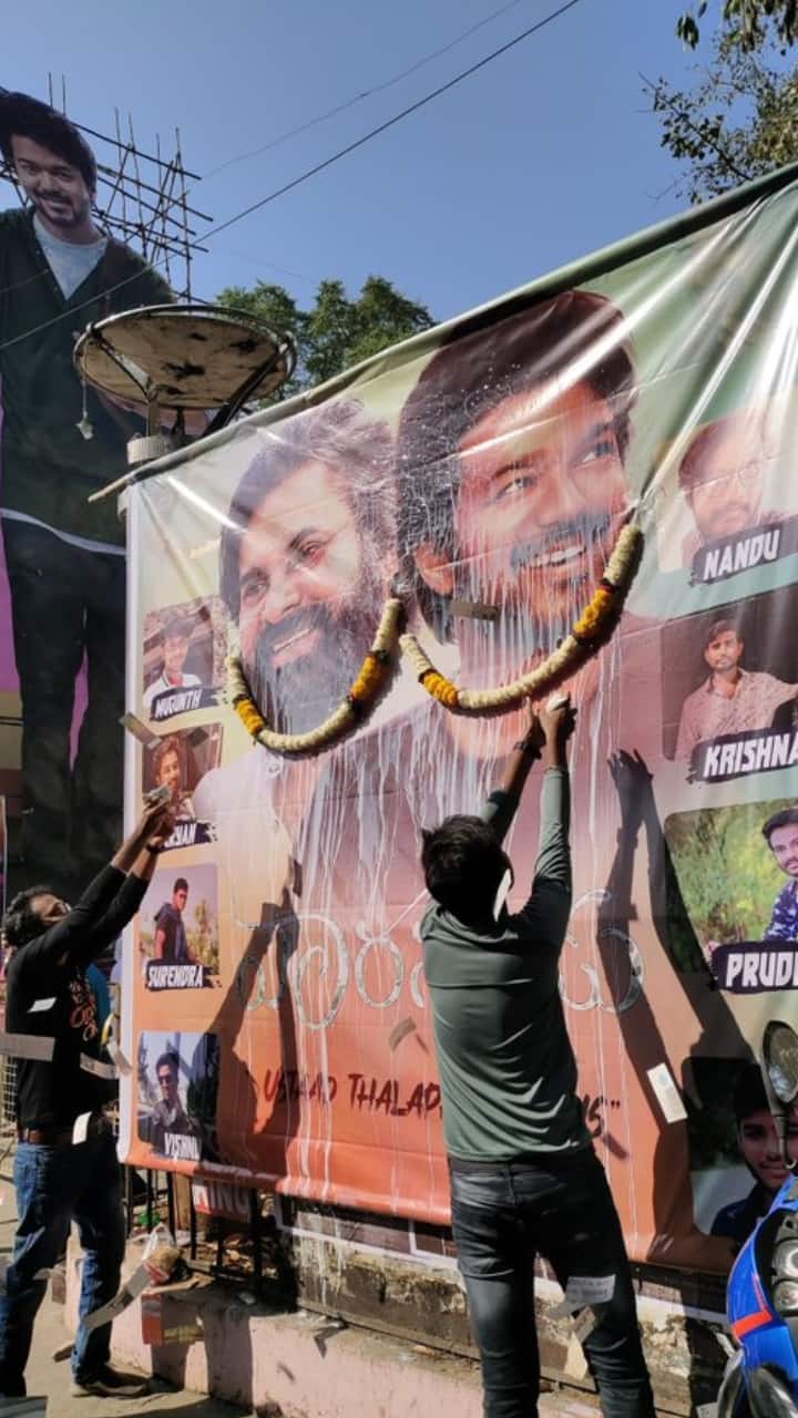 விஜய்யின் பேனருக்கு பால் அபிஷேகம் செய்யும் விஜய் ரசிகர்கள்