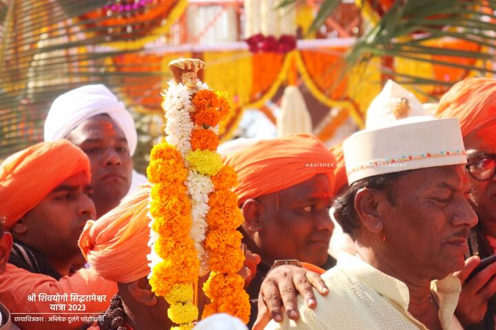 जिल्हाधिकारी मिलिंद शंभरकर यांच्यासह जिल्ह्यातील अनेक प्रशासकीय अधिकारी देखील पारंपरिक बाराबंदी वेशात या यात्रेत सहभागी झाले.