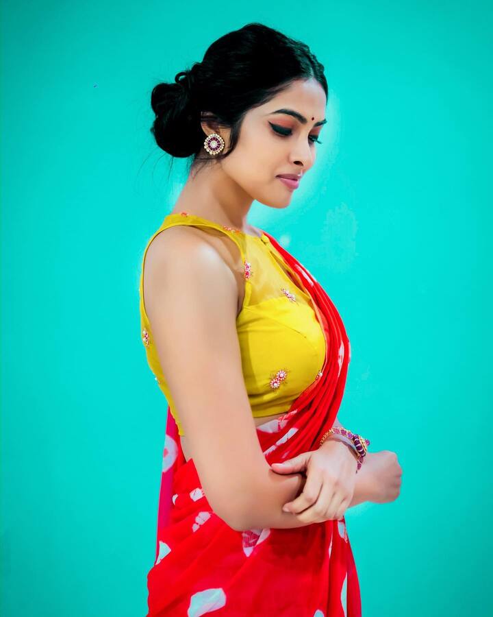 చక్కని చందమామలా ఉంది బిగ్ బాస్ దివి.  -Image Credit: Divi Vadthya/Instagram