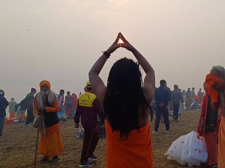 आज मकर संक्रांति का पावन त्योहार है. साथ ही आज के स्नान का भी खास महत्व है. इस खास मौके पर प्रयागराज में संगम तट पर श्रद्धालुओं ने आस्था की डुबकी लगाई. इस कड़ाके की सर्दी में भी श्रद्धालु भारी संख्या में तट पर पहुंचे हैं.