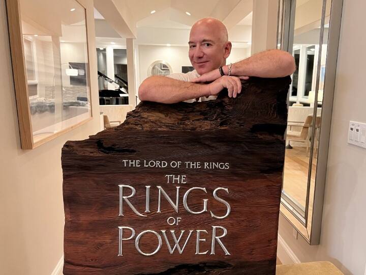 ऐमजॉन के फाउंडर जेफ बेजोस 121.3 बिलियन डॉलर की नेटवर्थ है. 59 साल के बेजोस ने अपने यंग डेज में गर्मियों में अपने दादा के खेत में कैटरपिलर ट्रैक्टरों की मरम्मत का काम किया. उन्होंने 1994 में सिएटल में अपने गैराज से ई-कॉमर्स की कंपनी ऐमजॉन बनाई. 