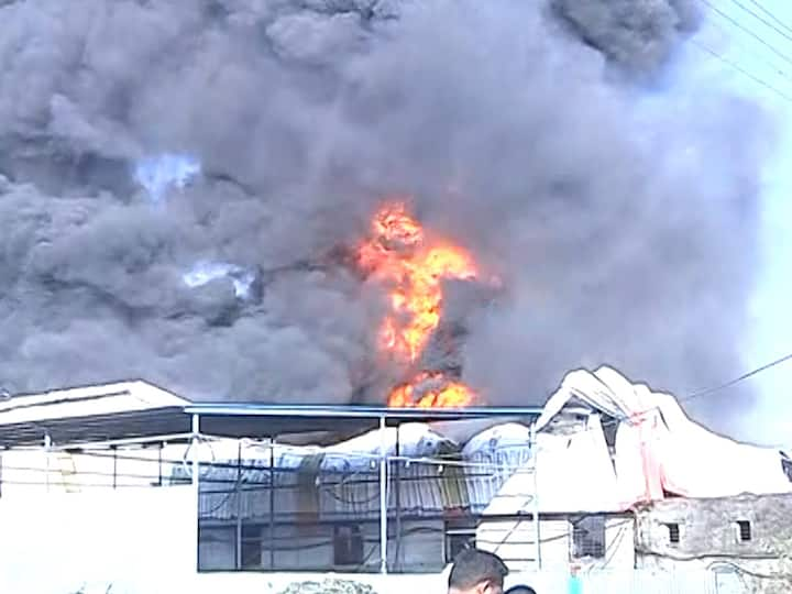 Kolhapur Fire: कोल्हापुरातील गोकुळ शिरगाव एमआयडीसीमधील सेराफ्लेक्स युनिटमध्ये आग लागली आहे.