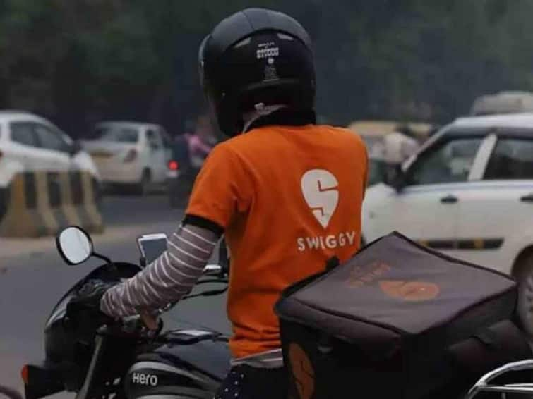 SWIGGY Delivery boy Chased by a dog jumps off the 3rd floor in Hyderabad in critical position டெலிவரிக்கு சென்றபோது விரட்டிய நாய்... 3வது மாடியில் இருந்து குதித்த ஸ்விக்கி ஊழியர்...!