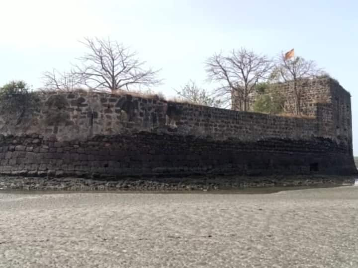 Palghar Fort: मराठा मावळ्यांनी पोर्तुगीजांवर विजय मिळवून जिंकलेल्या केळवे पाणकोट जंजिरा किल्ल्याची दुरवस्था होत  असून काही भाग ढासळू लागला आहे.