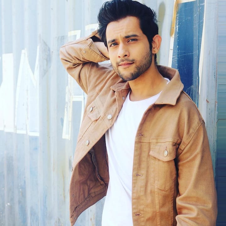 এই যুবককে চিনতে পারছেন? নাম অভিষেক শর্মা।