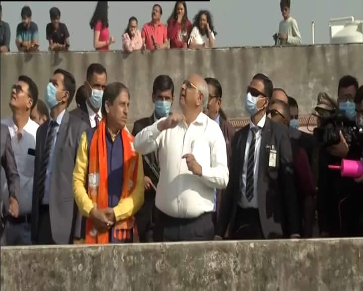 Makar Sankranti 2023: સીએમ ભુપેન્દ્ર પટેલે અમદાવાદમાં કરી ઉત્તરાયણની ઉજવણી, આકાશમાં પતંગોના પેચ લડાવ્યા Makar Sankranti 2023 Gujarat CM Bhupendra Patel Flies Kite in Ahmedabad Makar Sankranti 2023: સીએમ ભુપેન્દ્ર પટેલે અમદાવાદમાં કરી ઉત્તરાયણની ઉજવણી, આકાશમાં પતંગોના પેચ લડાવ્યા