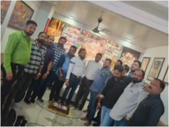 Shiv Sena leader Nilesh Paradkar in mumbai celebrates underworld don Chhota Rajan's birthday and cut cake Chhota Rajan: मुंबई में शिवसेना नेता ने मनाया अंडरवर्ल्ड डॉन छोटा राजन का बर्थडे, केक पर लिखा बिग बॉस- हरकत में आई पुलिस