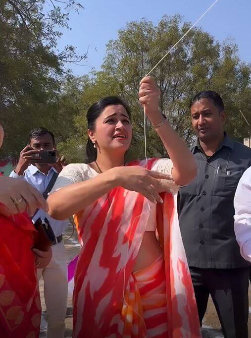 यावेळी रवी राणा यांनी नवनीत राणा यांना पतंग उडवण्यासाठी काही टिप्सही दिल्या.