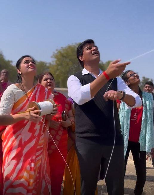 पतंग उडवतानाचा उत्साह त्यांच्यासह पती रवी राणा यांच्या चेहऱ्यावरही दिसून येत होता.
