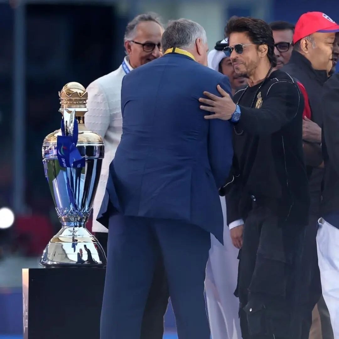 Shah Rukh Khan Pics: I L T20 ओपनिंग सेरेमनी में शाहरुख खान ने पहनी इतनी महंगी वॉच, कीमत जानकर लगेगा शॉक