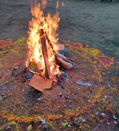 Bhogi Photos : ‘பழையன கழிதல் புதியன புகுதல்..’ போகி பண்டிகை கொண்டாட்ட க்ளிக்ஸ்!