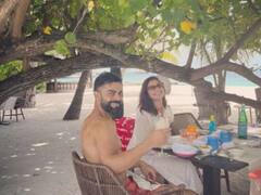 Virushka : विराट-अनुष्काचा Cute फोटो, Love इमोजीचं कॅप्शन देत विराटनं शेअर केला समुद्रकिनारीचा फोटो