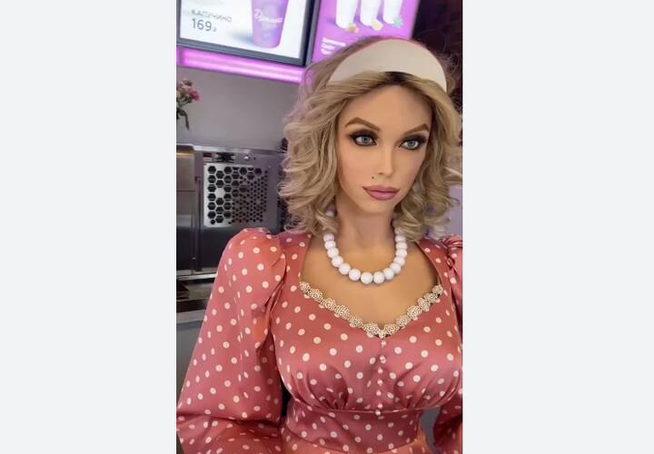 हे खास सुपरमॉडेल रोबोट कॅफेमध्ये येणाऱ्या ग्राहकांची विशेष काळजी घेण्यासाठी तयार करण्यात आले आहेत. कॅफेमध्ये बसून जर कोणत्याही ग्राहकाला कंटाळा आला तर हे सुपरमॉडेल रोबोट त्याला रंजक किस्से सांगून मनोरंजन करेल