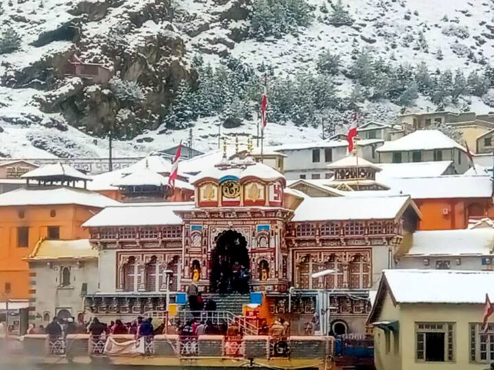 . इस बीच बद्रीनाथ और आसपास के इलाकों में भी बीती रात ताजी बर्फबारी ने, पूरे इलाके को बर्फ की चादर ने अपने आगोश में ले लिया है. ताजी बर्फबारी बद्रीनाथ मंदिर की सुंदरता में चार चांद लगा दिया है. हालांकि मंदिर के कपाट को नंवबर में ही बंद कर दिया गया है. बीते बुधवार से ही बद्रीनाथ में रह रह कर बर्फबारी हो रही है.