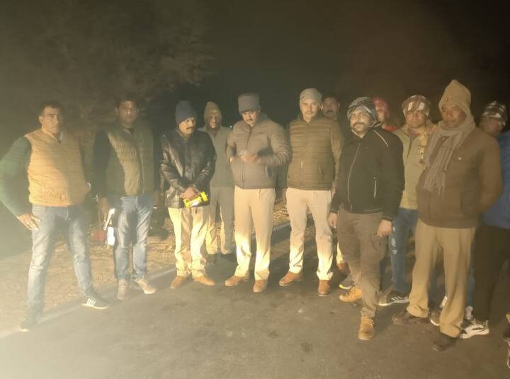 Mathura Police Encounter with cyber fraud accused, one shot, pistol and 63 sim recovered ann Police Encounter: मथुरा में साइबर फ्रॉड के आरोपियों से पुलिस की मुठभेड़, एक को लगी गोली, तमंचा और 63 सिम बरामद