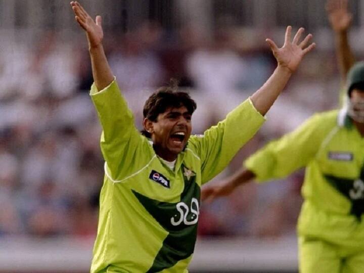 पाकिस्तान के पूर्व स्पिनर सकलैन मुश्ताक यहां तीसरे नंबर पर हैं. सकलैन ने 53 वनडे मैचों में 100 विकेट पूरे किए थे.