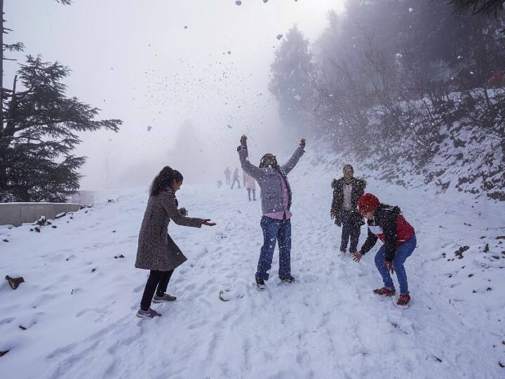 Snowfall in Jammu and Kashmir Srinagar Jammu highway reopens for traffic ann Kashmir: जम्मू-कश्मीर में बर्फबारी से बढ़ी ठिठुरन, दो दिन बाद खुला जम्मू-श्रीनगर राजमार्ग- यात्री परेशान