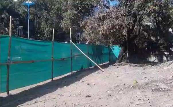 मात्र शहर सुंदर दिसण्यासाठी चक्क उकीरड्यांच्या बाहेर पडदे झाकले जात आहे.