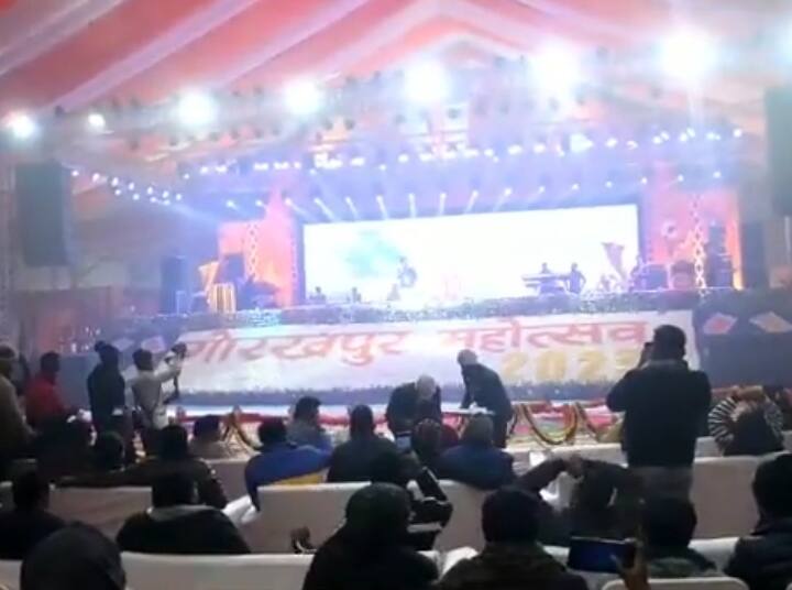 Gorakhpur mahotsav 2023 bollywood singer sonu nigam spread magic of his voice ann Gorakhpur Mahotsav में सोनू निगम ने मचाई धूम, लोगों के सिर चढ़कर बोला गीतों का जादू, झूमते दिखे लोग