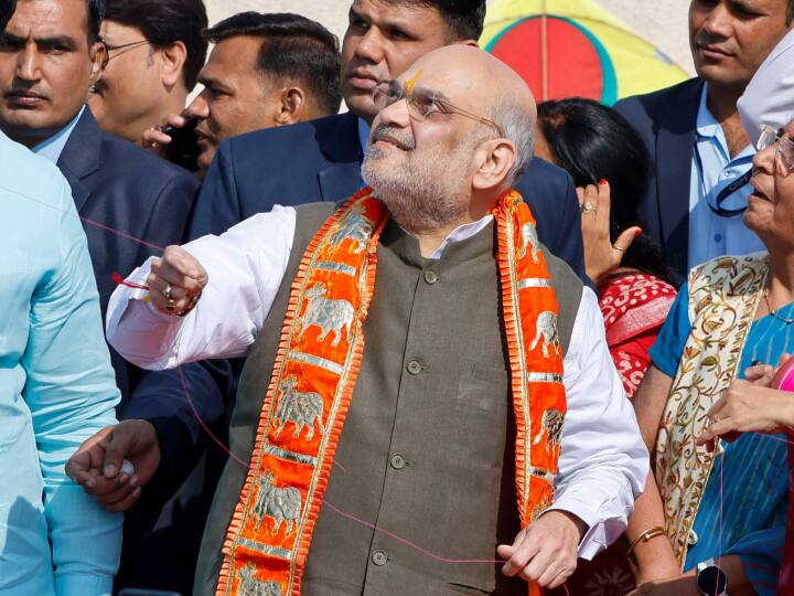 Amit Shah in Ahmedabad: मकर संक्रांति के मौके पर केंद्रीय गृह मंत्री अमित शाह गुजरात के अहमदाबाद में हैं. आज त्यौहार के मौके पर वे परिवार के साथ सुबह अहमदाबाद के जगन्नाथ मंदिर पहुंचे.