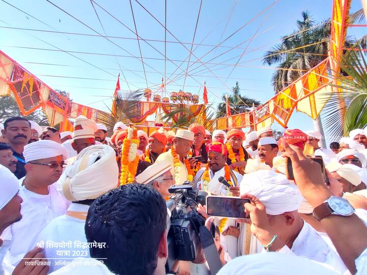 आगळ्या वेगळ्या या विवाह सोहळ्यात सिध्दरामेश्वरांचे भक्त पांढऱ्या रंगाचा पोषाख परिधान करतात. बारा बंद असल्यानं या पोषाखाला बारा बंदी म्हणतात.