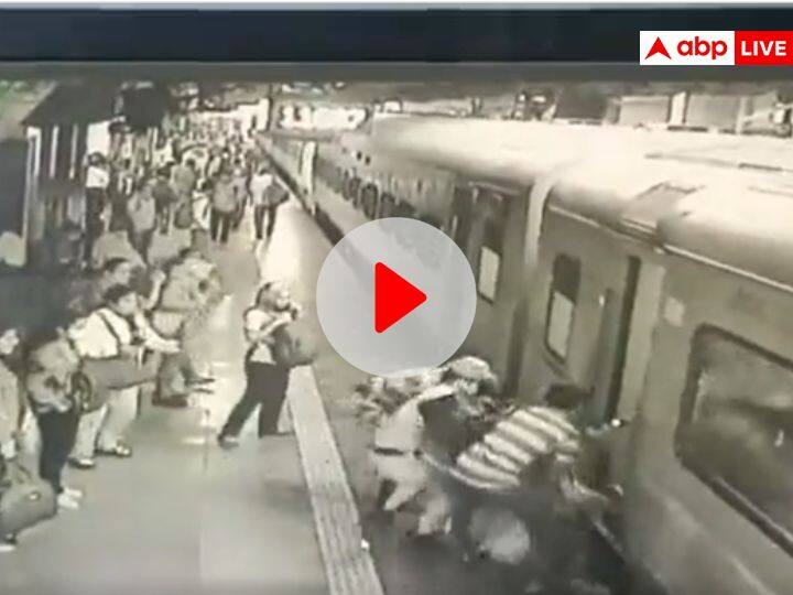 Watch rpf constable saves life of a woman under mumbai local train video went viral Watch: RPF कांस्टेबल की मुस्तैदी ने बचाई महिला की जान, सामने आया ये हैरान कर देने वाला वीडियो