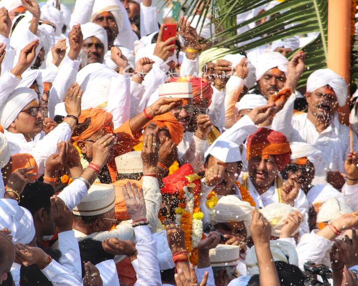 यंदा कोरोनाचे निर्बंध नसल्याने हजारो भाविक मोठ्या उत्साहात या यात्रेत सहभागी झाली. राजकीय नेत्यांची मंदियाळी देखील या विवाह सोहळ्यात पाहायला मिळाली.