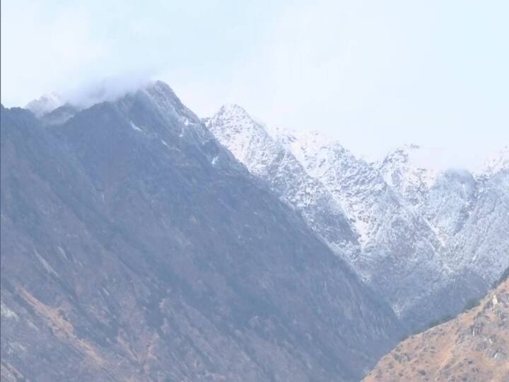 चमोली जिले में ताजा बर्फबारी से आपदा का दंश झेल रहे लोगों को हाड़ कंपा देने वाली सर्दी का सामना करना पड़ रहा है. ऐसे में आपदाग्रस्त जोशीमठ में चिंता और चुनौती बढ़ गई है. बीते शनिवार को आसपास के चोटियों में बर्फबारी हुई, वहीं शुक्रवार को भी जोशीमठ के सुनील क्षेत्र समेत आसपास की चोटियों पर हल्की बर्फबारी और वर्षा ने लोगों को परेशानियों में इजाफा कर दिया.
