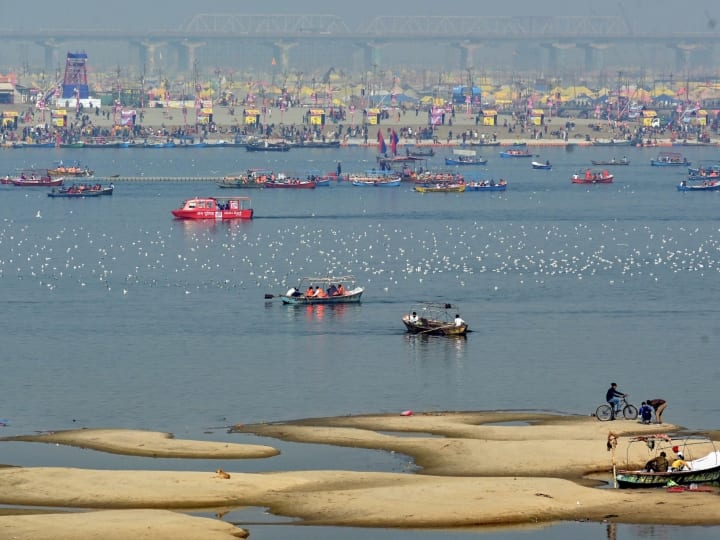 Prayagraj Magh Mela magh mela news in hindi snan in magh mela 2023 Prayagraj Magh Mela: सुबह 8 बजे तक 4.50 लाख लोगों ने लगाई आस्था की डुबकी, घाटों पर श्रद्धालुओं का हुजूम