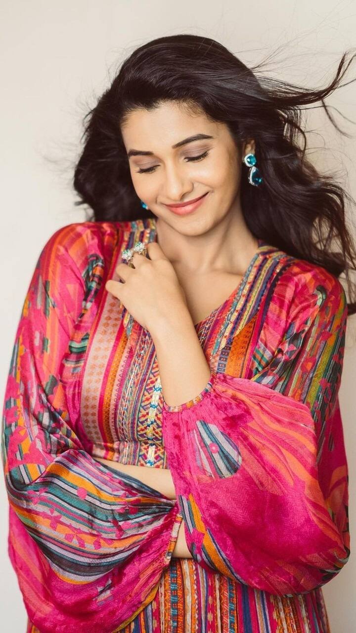 இவரது இன்ஸ்டா பக்கத்தில் ரசிகர்கள் ஃபோட்டோவுக்காக தவமாய் காத்துள்ளனர்!