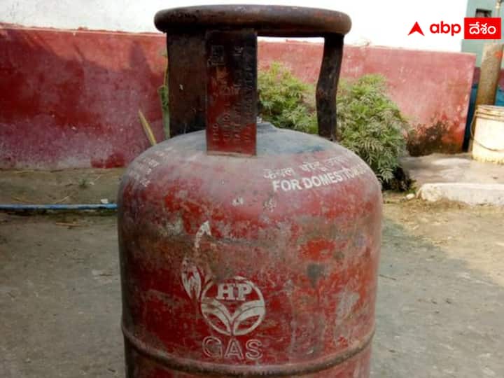 Anantapur District Consumer Forum angry over Rs 30 extra charge on gas cylinder గ్యాస్‌ డెలవరీ బాయ్‌ రూ.30 అడిగితే ఏజెన్సీకి రూ. లక్ష జరిమానా- సిలిండర్‌పై అదనపు వసూలకు భారీ మూల్యం!
