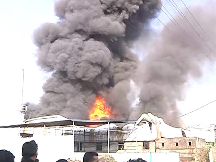 Kolhapur Fire: कोल्हापुरातील गोकुळ शिरगाव एमआयडीसीमधील सेराफ्लेक्स युनिटमध्ये आग लागली आहे.