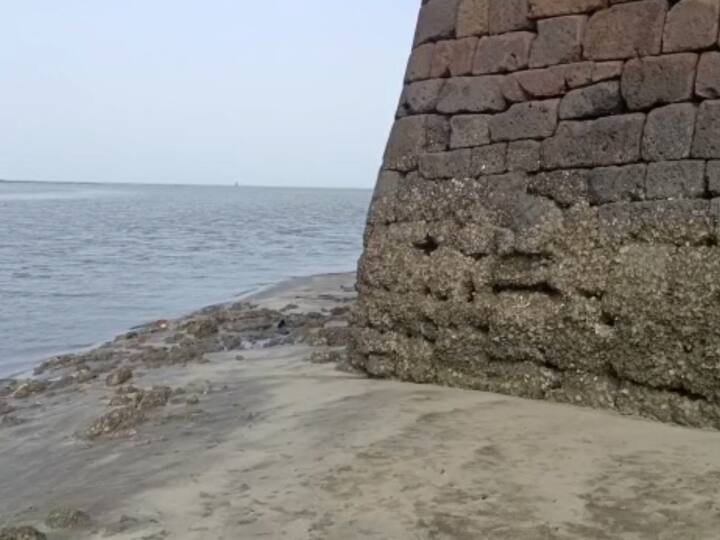 समुद्राच्या वारंवार बसणाऱ्या लाटांमुळे या किल्ल्याचा काही भाग ढासळू लागला आहे.