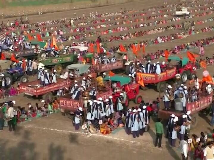 100 ट्रॅक्टरद्वारे दीड हजार कार्यकर्ते आणि विद्यार्थी यांच्या सहाय्याने शिस्तबध्द पध्दतीने महाप्रसादाचे वितरण दुपारी करण्यात येणार आहे.