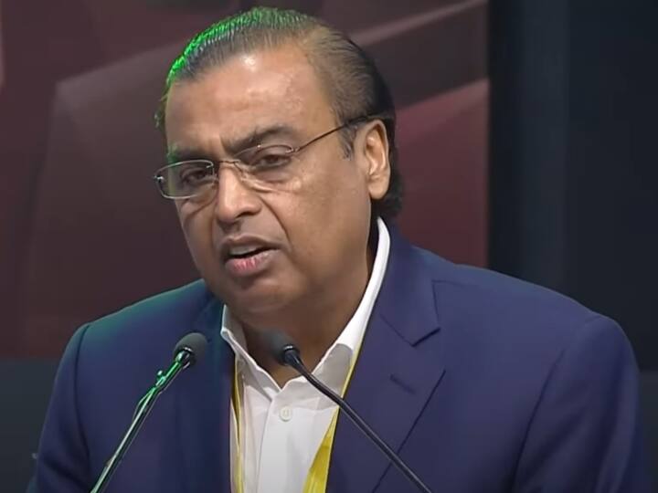 कुछ भी और सब कुछ जो डिजिटल हो सकता है डिजिटल हो रहा है उसमें भारत पीछे नहीं रह सकता की सोच रखने वाले मुकेश अंबानी 88.2 बिलियन डॉलर की नेटवर्थ के साथ दुनिया के 9वें सबसे अमीर शख्स हैं. मुकेश अंबानी 104 बिलियन डॉलर के रेवन्यू वाली रिलायंस इंडस्ट्रीज चलाते हैं. ये पेट्रोकेमिकल्स, तेल गैस, दूरसंचार और खुदरा क्षेत्र में भी दिलचस्पी लेती है. रिलायंस शुरुआत उनके दिवंगत पिता धीरूभाई अंबानी ने 1966 में की थी. 2002 में पिता की मौत के बाद अंबानी और उनके छोटे भाई अनिल के बीच कारोबार बंट गया.