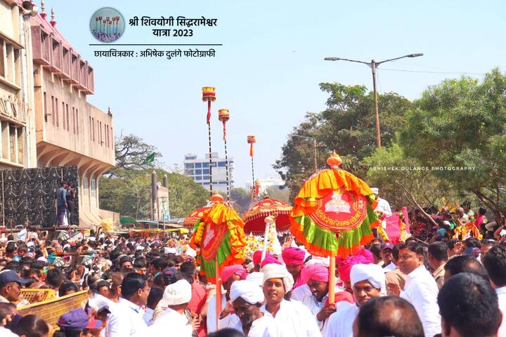 एका कुंभाराची कन्या सिद्धेश्वर महाराजांची भक्त होती आणि ती त्यांच्यासोबत विवाह करू इच्छित होती. मात्र महाराज हे योगीपुरूष असल्यामुळे त्यांनी कुंभार कन्येला स्पष्ट नकार दिला. मात्र भक्ताची इच्छा पूर्ण करण्यासाठी त्यांनी आपल्या जवळच्या योग दंडाबरोबर विवाह करण्यास सांगितले. तिथूनच हा विवाह सोहळा साजरा केला जातो.