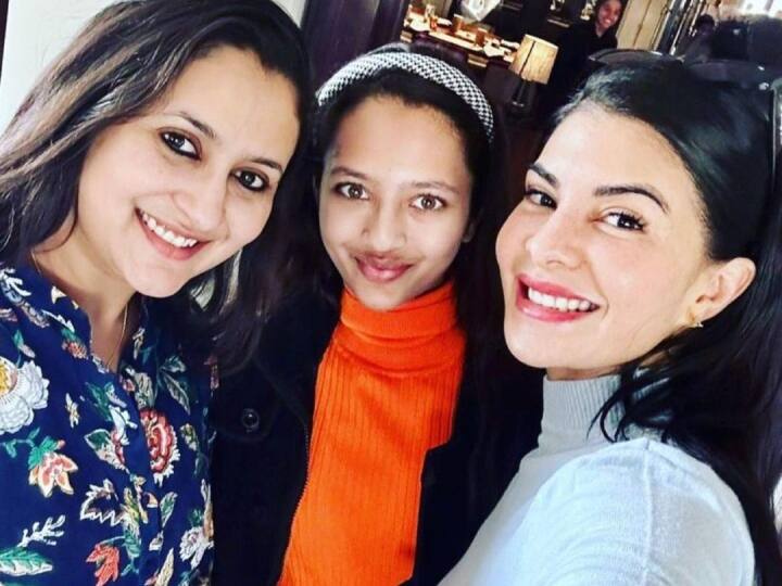 Rajasthan News Bollywood actress Jacqueline Fernandez Udaipur Visit Meet CM Ashok Gehlot Daughter in law ANN Udaipur News: एक्ट्रेस जैकलीन के साथ दिखी CM गहलोत की बहू, अभिनेत्री कैलेंडर फोटो शूट के लिए पहुंची थी उदयपुर