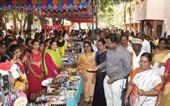 தஞ்சை: மகளிர் சுயஉதவிக்குழு உற்பத்தி பொருட்களை விற்பனை செய்ய சந்தை விற்பனை கண்காட்சி தொடக்கம்