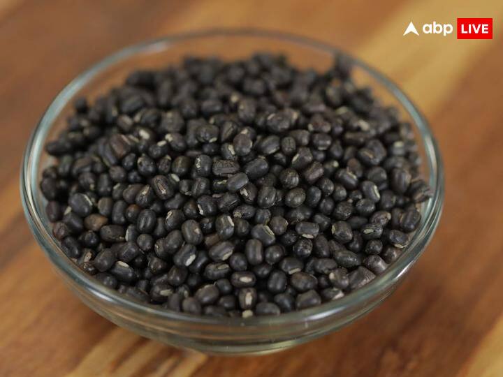 मकर संक्रांति में काली उड़द की दाल से बनाई गई खिचड़ी खाने की परंपरा है. काली उड़द का संबंध शनि ग्रह से होता है. ऐसे में मकर संक्रांति पर काली उड़द से खाने और दान करने से शनिदेव प्रसन्न होते हैं.