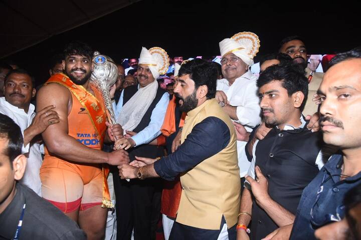 Maharashtra Kesari 2023 DCM Devendra Fadnavis Big Announcement for Wrestler shivraj rakshe latest marathi news कुस्तीत राज्याचा गौरव वाढवणाऱ्या पैलवानांसाठी उपमुख्यमंत्र्यांची मोठी घोषणा; मानधनात भरीव वाढ