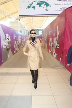 Kriti Sanon Airport Look: एयरपोर्ट पर स्पॉट हुई ‘शहजादा’ एक्ट्रेस कृति सेनन, लॉन्ग कोट में दिखीं बेहद स्टाइलिश