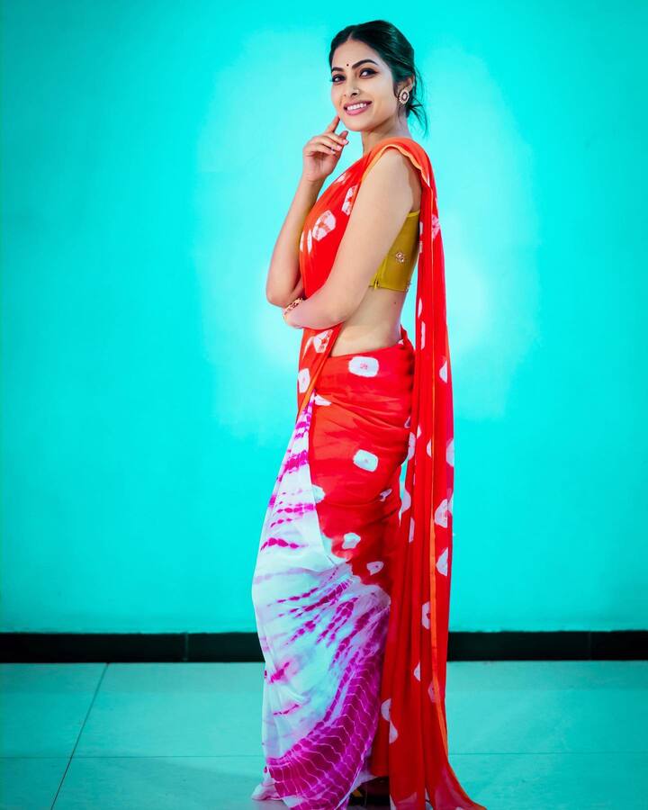 చీరకడితే కళ్లు తిప్పుకోలేనంత అందంగా ఉండాలి. బిగ్ బాస్ దివిని చీరకట్టులో చూసే ఎవరికైనా అసూయ పడాల్సిందే. -Image Credit: Divi Vadthya/Instagram