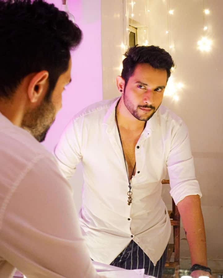 ইনস্টাগ্রামে এদিন একটি ছবি পোস্ট করে তিনি লেখেন, 'এটা বেশ একটা লম্বা সফর এবং আমি আশীর্বাদধন্য এমন একটা ঐতিহাসিক ছবির অংশ হতে পেরে যেখান থেকে আমি প্রচুর শিখতে পেরেছি যা আমি দীর্ঘ সময় ধরে এবং এখনও নিজের সঙ্গে রেখে চলেছি...'।