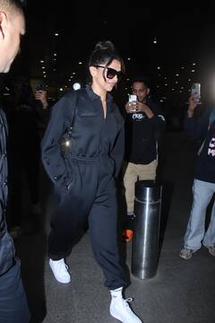 Deepika Padukone Pics: ऑल ब्लैक आउटफिट में दिलकश है दीपिका पादुकोण का ये एयरपोर्ट लुक, कातिलाना स्माइल चुरा लेगी दिल